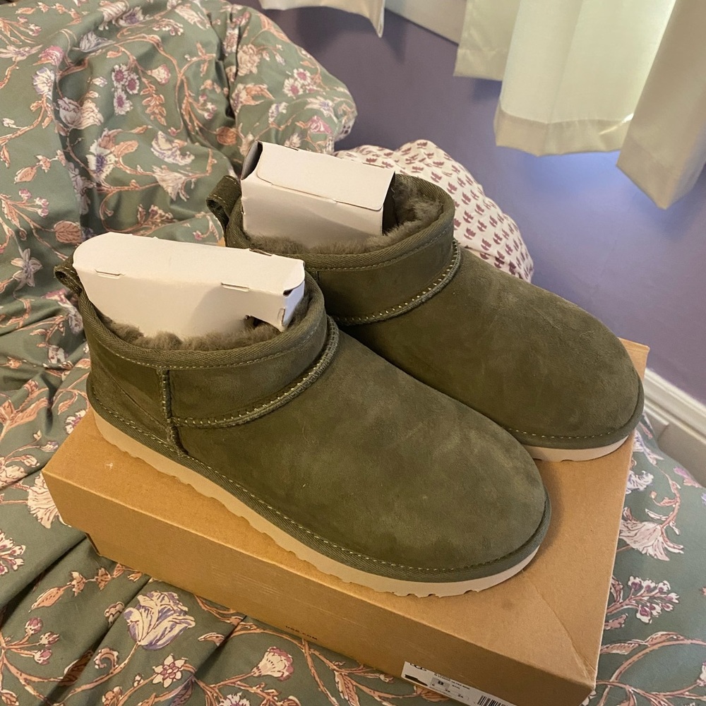 Women’s size 8 ultra mini olive green uggs!